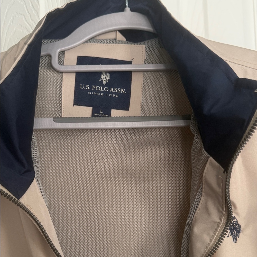 U.S. Polo Assn. Men's Beige and Navy Windbreaker new without tags